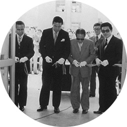 1975년 5월 화도관이 준공되었다. 준공식에서 김영권 학장과 조광운 박사가 테이프를 개통하고 있는 사진