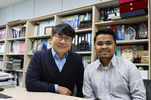 <Prof. Park Jae-young (left) and Dr. Abu (right)>