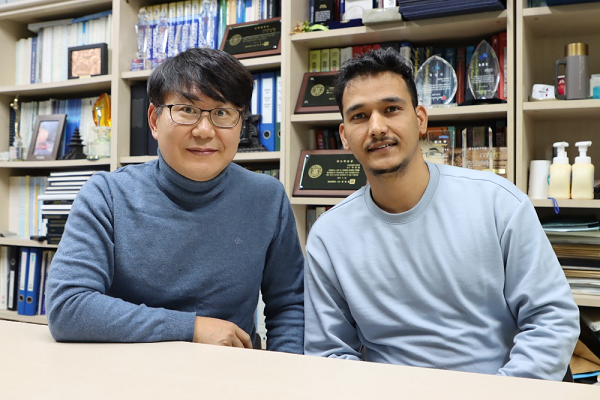 <Prof. Park Jae-young (Left) and Trilochan doctoral student (Right)>