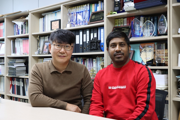 <Professor Jae-Young Park (left) and Phd student Sohel (right)>