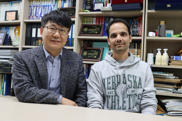 <Professor Jaeyoung Park (left) and doctoral student Sudeep (right)>