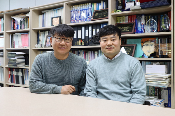 박재영 교수(좌)와 장세붕 박사과정(우)