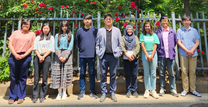 왼쪽부터 종초은 연구교수, 윤소연 석박 통합 과정, 유혜진 학부연구생, 장석범 석박 통합 과정, 장민 교수, 누하슬리나 박사 과정, 렌니샤 석박 통합 과정, 류백하 석사 과정, 황건덕 박사