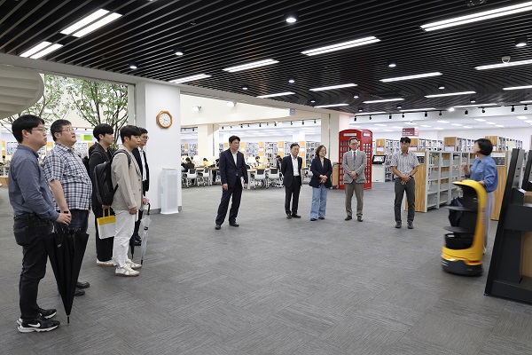 광운대학교 중앙도서관에서 운용될 기탁 로봇 중 하나인 ‘케티봇’ 시연 장면