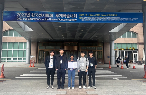(왼쪽부터) 광운대학교 전자재료공학과 석사과정 김명현, 하태준 지도교수, 박사과정 Bhavna S. Hedau (수상자), 석박사통합과정 박상준, 석박사통합과정 박세룡
