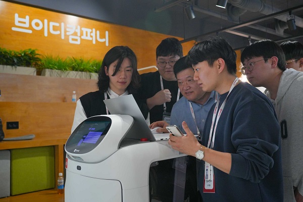 서빙로봇 매칭 기능 체험 중인 광운대학교 교수 및 학생 관계자들
