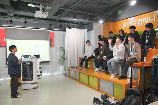 서빙로봇 기술 교육 중인 광운대학교 학생들
