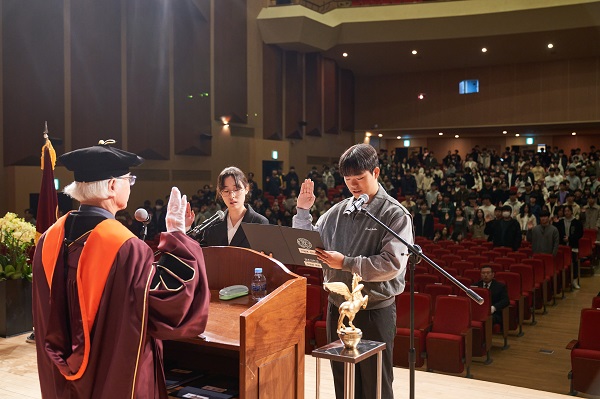 2024학년도 광운대학교 입학식 대표학생 선서(왼쪽부터 박수안(영어산업학과 24학번), 한성민(로봇학부 24학번))
