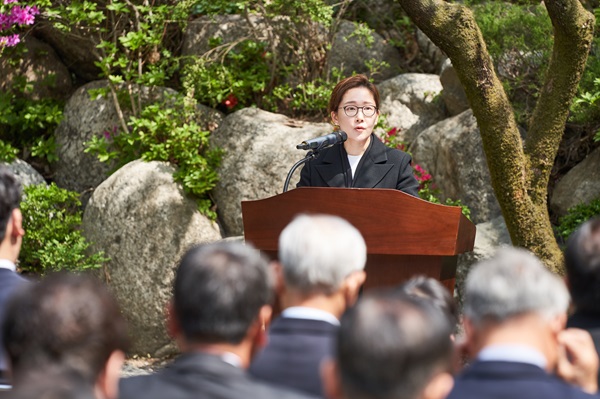 조선영 이사장이 추모사를 하고 있다.