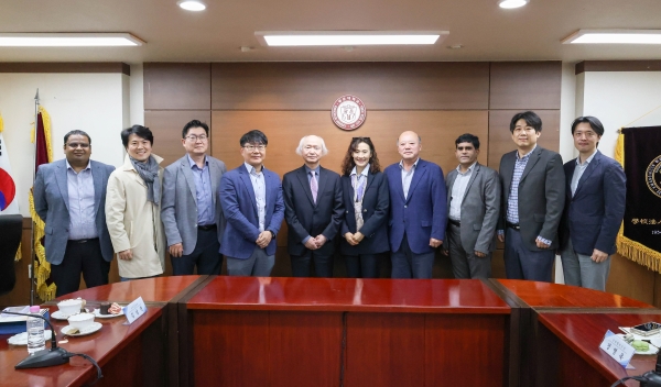 논문 피인용 우수자들이 화도관 대회의실에서 차담회를 가진 뒤 기념촬영을 하고 있다.