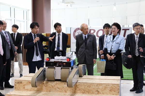 5월 8일 교류협력사업 추진을 위해 광운대학교를 방문한 일본 사립대학협회와 한국대학법인협의회 관계자들이 신규개발 로봇 ‘KULS’를 살펴보고 있다.