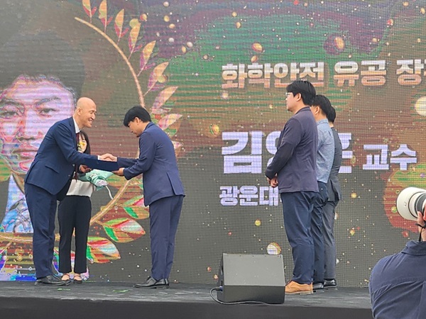 지난 5월 30일 열린 안전원 개원 10주년 행사에서 김영훈 교수가 표창을 받고 있다.