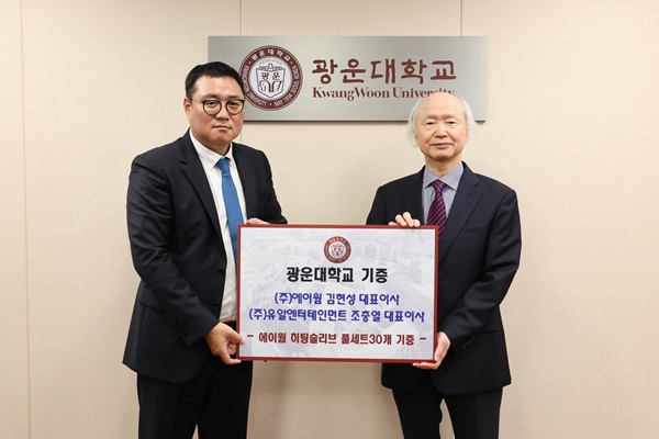 ㈜에이웜 김현성 대표이사(사진 왼쪽)가 천장호 총장에게 히팅슬리브를 전달하고 있다.