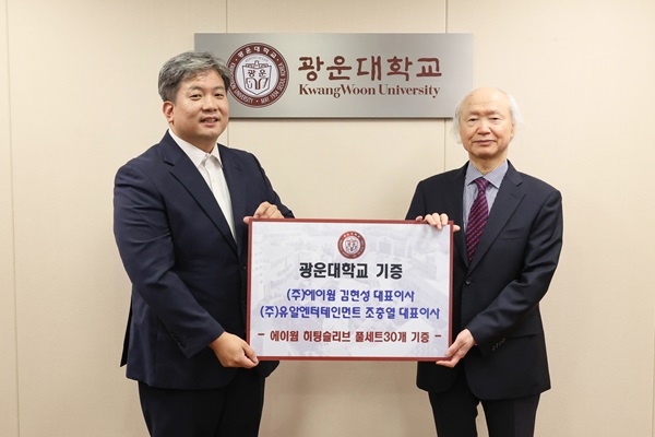 ㈜유알엔터테인먼트 조충열 대표(사진 왼쪽)가 천장호 총장에게 히팅슬리브를 전달하고 있다.