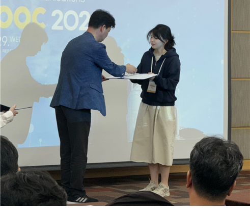 광운대 이상신 교수 연구팀 주셔 학생이 제31회 광전자 및 광통신 학술회의에서 우수논문상을 받고 있다.