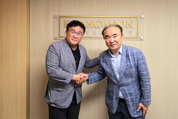 광운대 AI산업연구센터 이일재 교수와 ㈜넥타르소프트 박성호 대표가 협약체결 후 악수를 하고 있다.