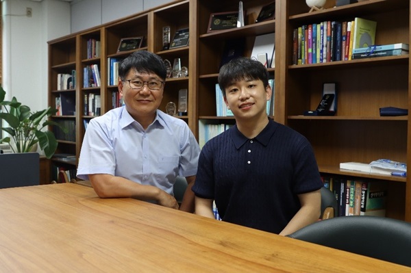 (사진 왼쪽부터)광운대 전자공학과 박재영 교수와 석사과정 김홍석 학생.