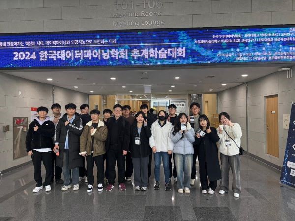  
Professor Lee Sang-min (School of Information Convergence) and his research team from the AI Services Research Lab, including master's students Baek Seung-jun and Jang Yoo-na, received the Best Paper Award and the Grand Prize respectively at the “2024 KDMS (Korean Data Mining Society) Autumn Conference,” held in Gyeongju from November 22 (Friday) to 23 (Saturday), 2024.
 
