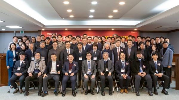The Forum Organizing Committee of the Graduate School of Construction Legal Affairs (Director Lee Chun-won) at Kwangwoon University hosted the “22nd Construction Appraisal and Dispute Forum 2024” on Friday, December 6, 2024, at the first floor of the Korea Machinery Construction Building in Gangnam, Seoul.