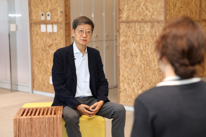 홍보팀과 인터뷰 중인 박근태 석좌교수