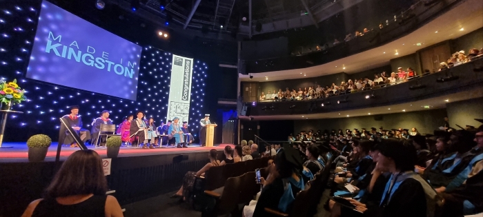 지난 7월 18일(현지시각) 영국 킹스턴대학교에서 열린 박영준 석좌교수의 명예박사학위 수여식 장면 
