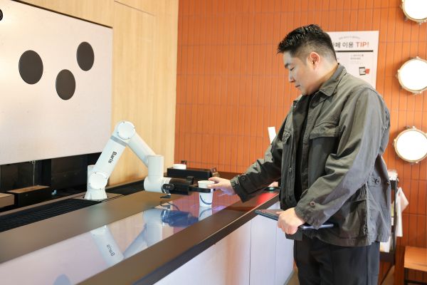 로봇커피 받고 있는 황성재 동문