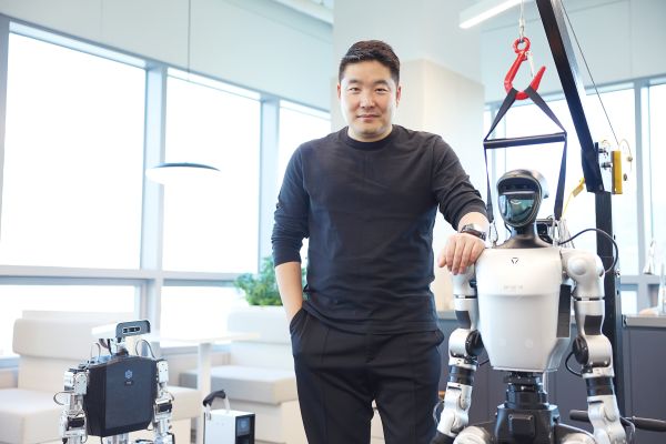 로봇과 함께 서 있는 황성재 동문