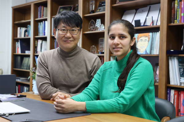 박재영 교수(좌), 시탈 박사과정(우)

