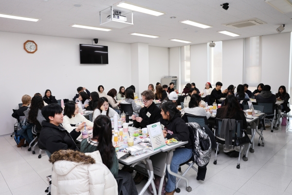 광운대학교 학생들과 CSUCI 학생들이 팀별 활동을 진행하고 있다