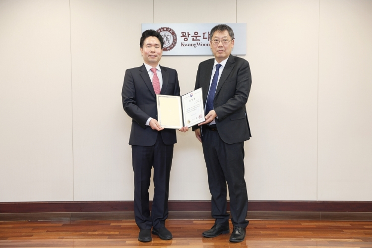 (좌)광운대 교수지원팀 류지호 과장 (우) 윤도영 총장

