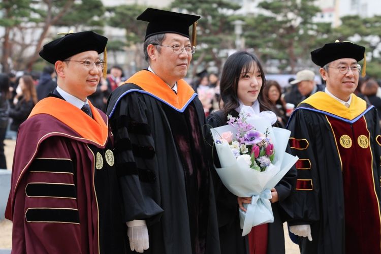 윤도영 총장과 기념사진을 촬영하는 졸업생들

