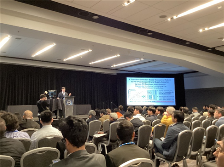 한찬흠 박사과정생이 2026 ISSCC SRP에서 발표하고 있다

