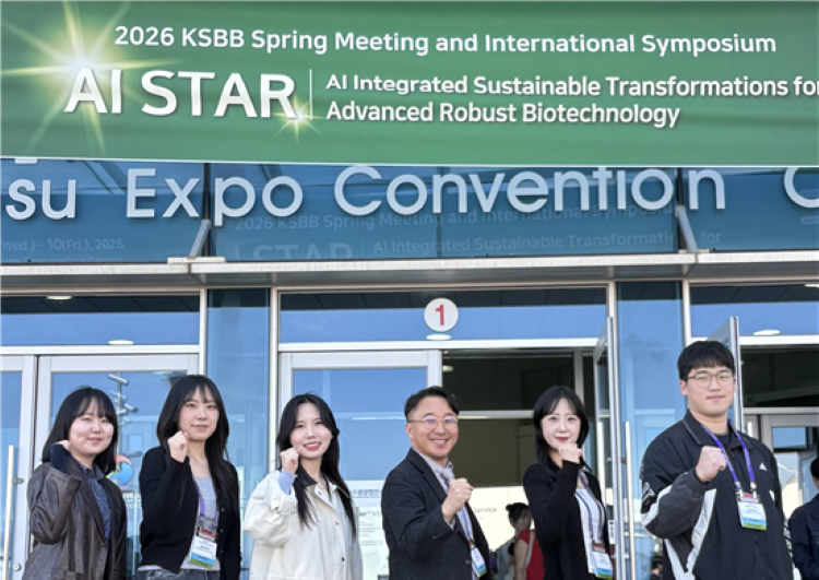 (왼쪽부터) 화학공학과 이은우, 윤승민, 이수연(수상자), 박철환(지도교수), 임지윤, 권혁기

