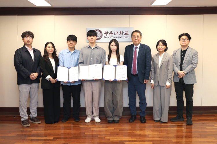 수상 학생과 윤도영 총장, 글로벌 공생 HUSS 사업단이 기념사진을 촬영했다

