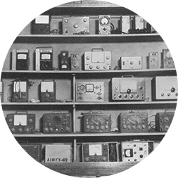 동국전자 초급대학 시절의 실험실습용 측정기기들, 1963년 사진