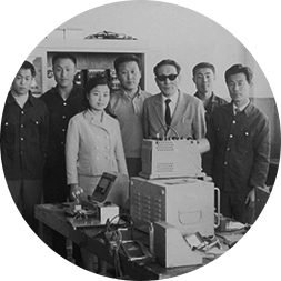 전자실습실에서 조광운 이사장과 교직원들, 1968년 사진