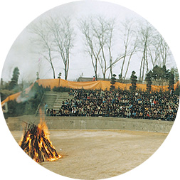 1982년도 학도호국단 주최 신입새환영회 광경 사진, 캠프파이어가 진행