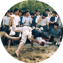 ‘으랏차차’ 젊음이 약동하는 힘찬 씨름 시합, 1986년 월계체전 사진