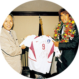 2002년 월드컵의 영웅 중의 한 명인 설기현 선수의 모교 방문 사진